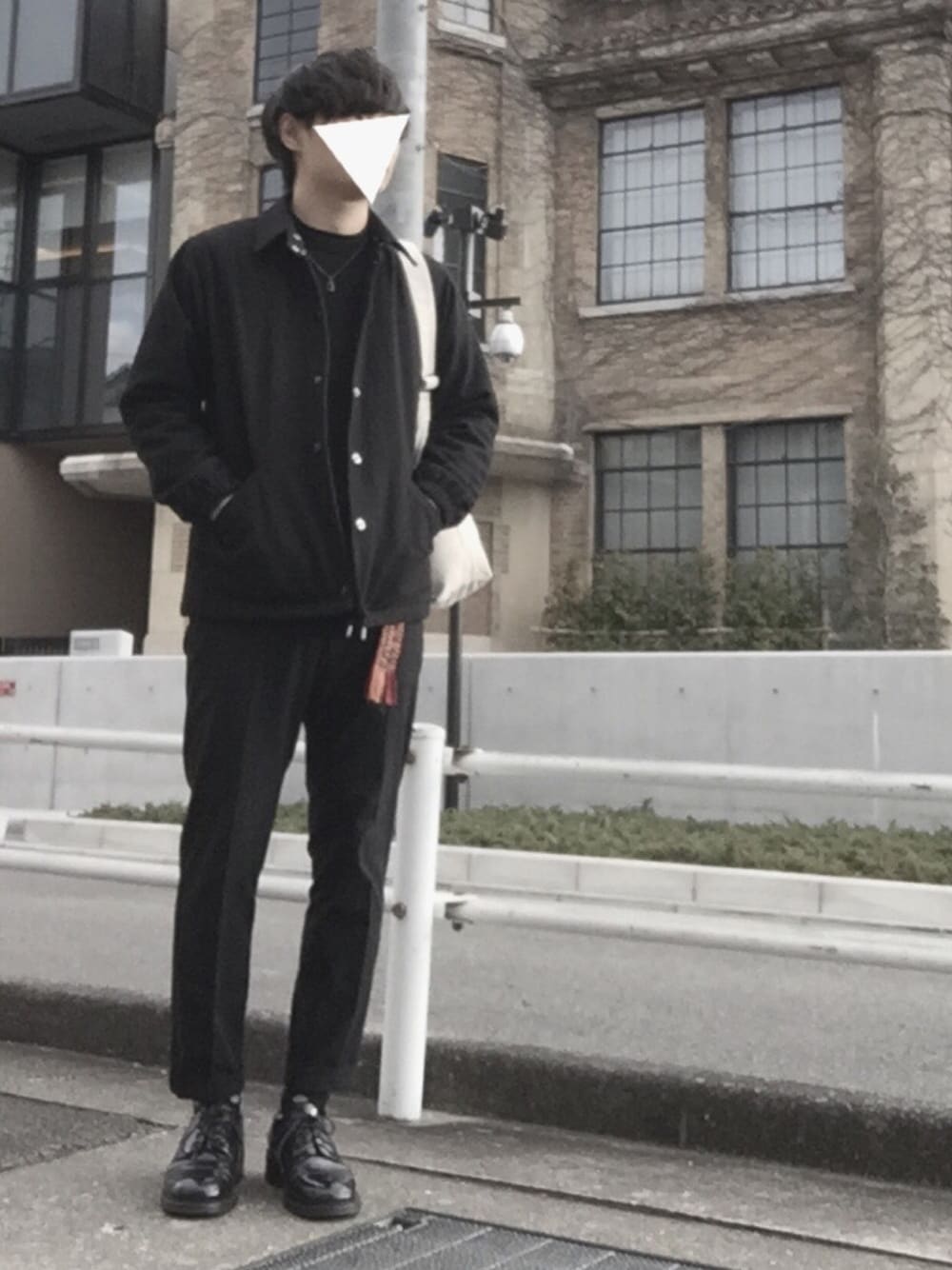 「シンプル、GU、ユニクロ、春コーデ、モノトーン、オールブラック、黒、スラックス、革靴、コーチジャケット」｜「FREAK'S STOREのウール コーチジャケット（スタジャン、ブラック系）」を使った、とりかごさん（メンズ・180cm）の冬コーディネートの1枚目の写真