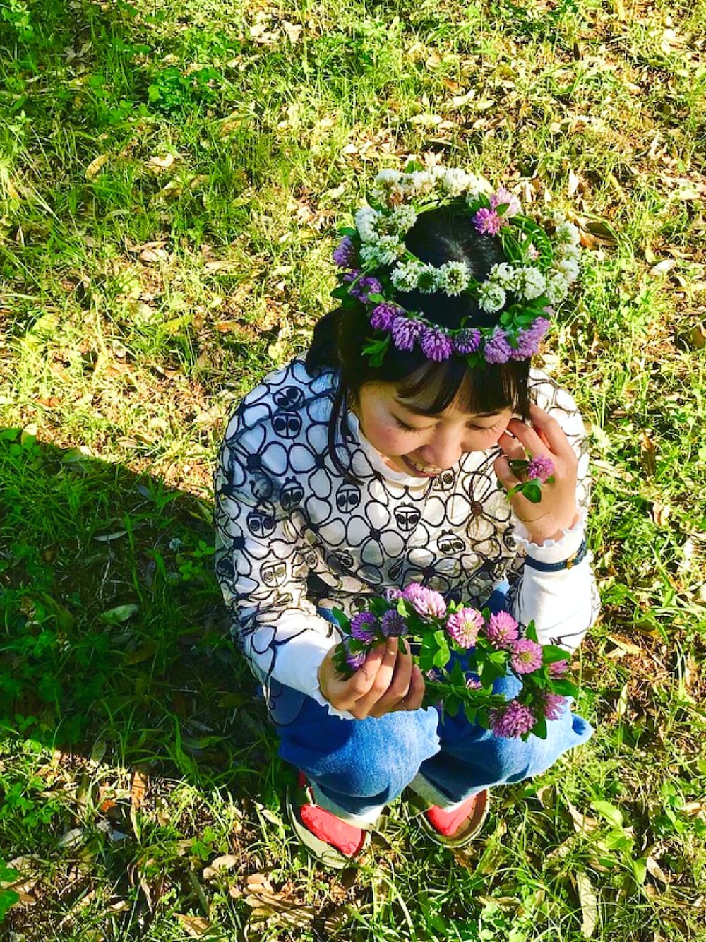 「148cm、150cm、花かんむり、サンダル」｜「peu presのﾌﾙﾙ　ｸﾛｰﾊﾞｰ刺繍   BL（シャツ/ブラウス、ブラック系）」を使った、ツバメさん（レディース・148cm）の春コーディネートの1枚目の写真