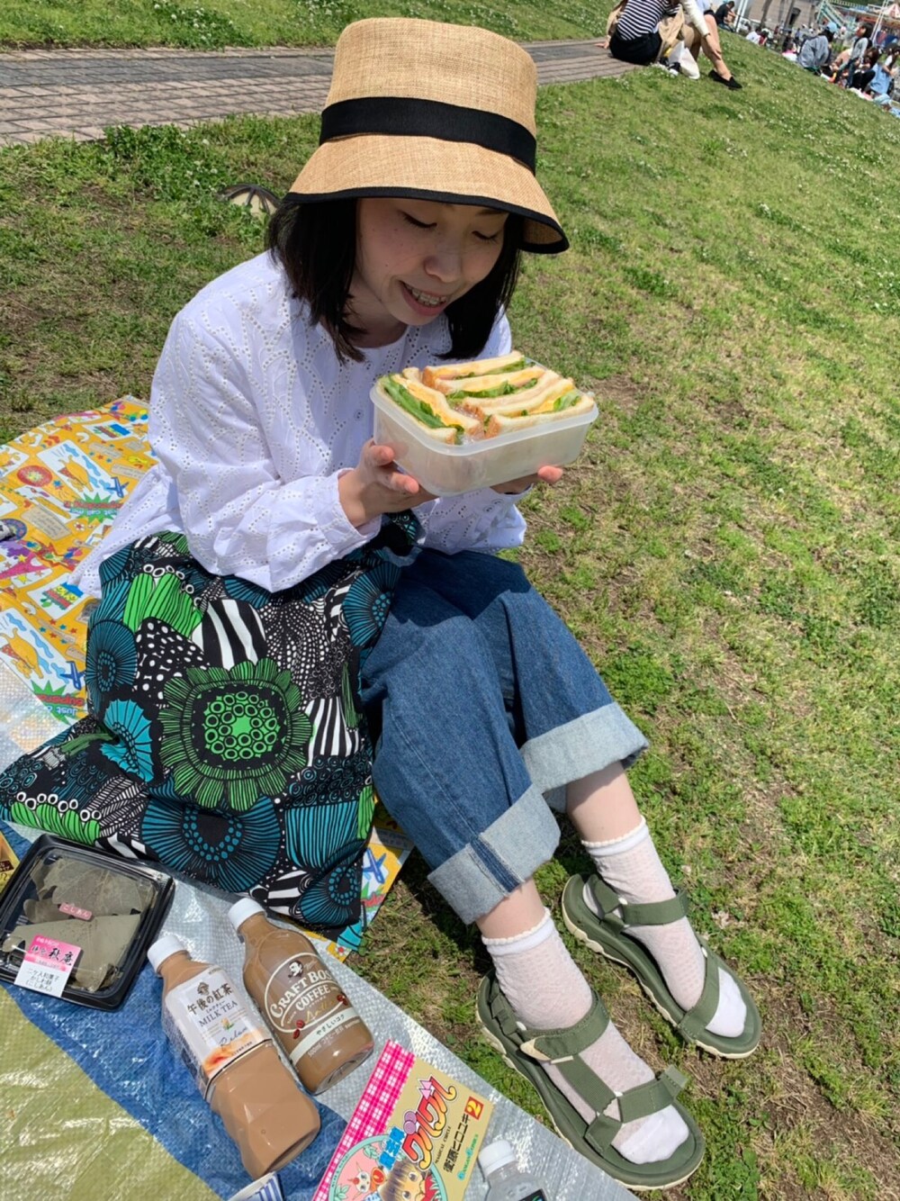 「麦わら帽子、うさぎ、動物モチーフ、デニム、靴下にサンダル、ピクニック」｜「OVERRIDEのoverride AD10PS Bonnet Casquette（帽子、ブラウン系）」を使った、ツバメさん（レディース・148cm）の春コーディネートの1枚目の写真