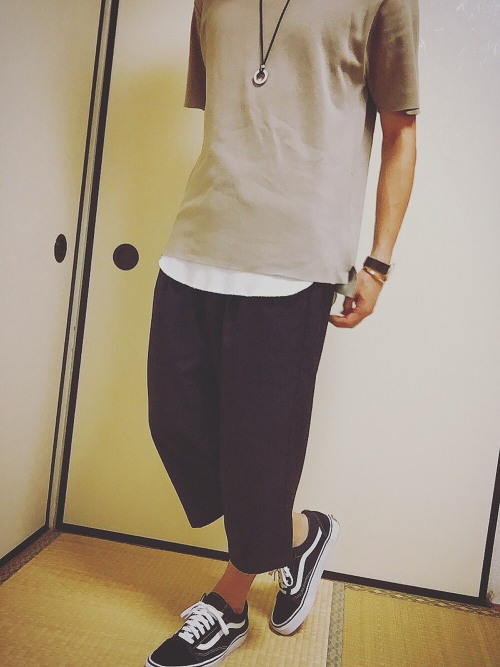 「STUDIOUSのアイテム（Tシャツ/カットソー、ベージュ系）」を使った、tkさん（メンズ・173cm）の春コーディネートの1枚目の写真