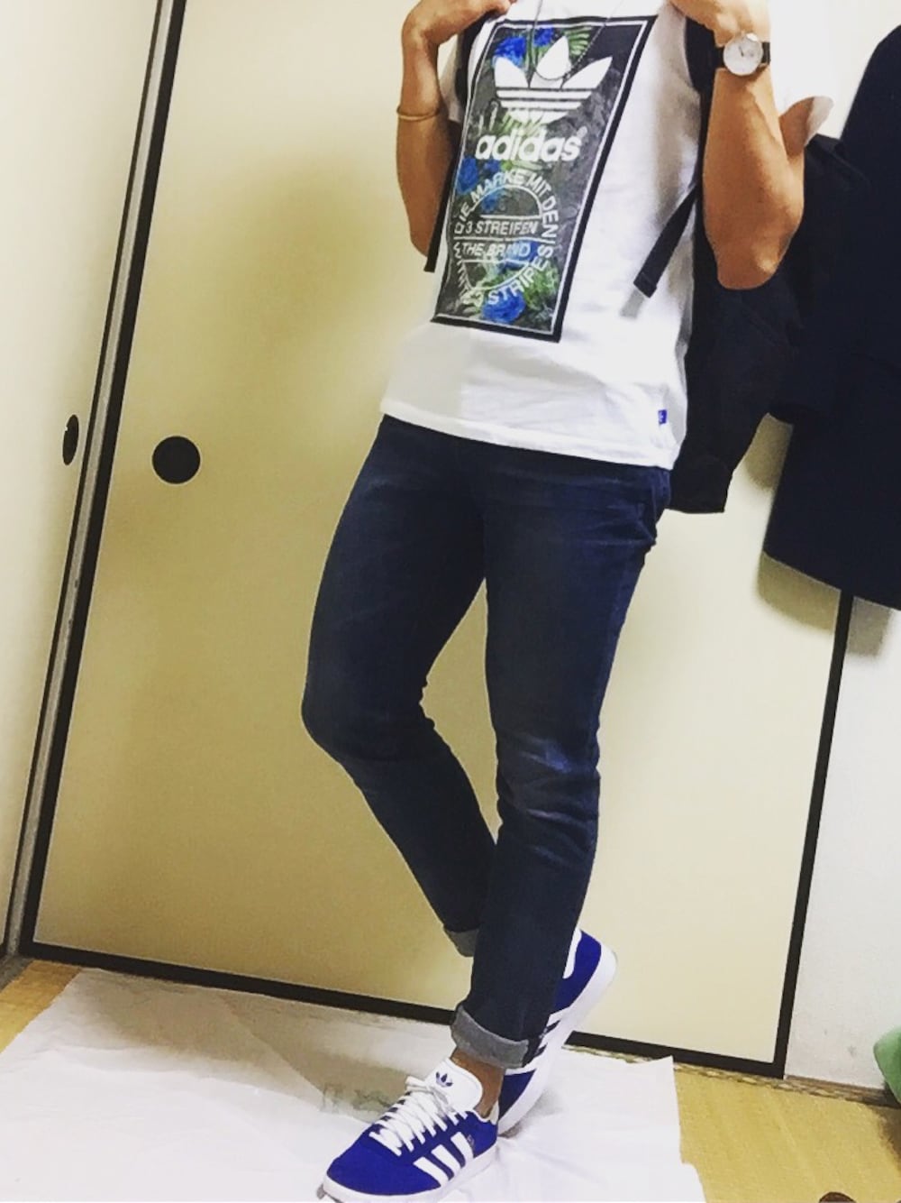 「カジュアルコーデ、夏コーデ、アディダス、スニーカー、大学生、黒リュック、白Tシャツ、シンプルコーデ、スキニーデニム、爽やかコーデ」｜「adidasのアイテム（Tシャツ/カットソー、ホワイト系）」を使った、tkさん（メンズ・173cm）の夏コーディネートの1枚目の写真