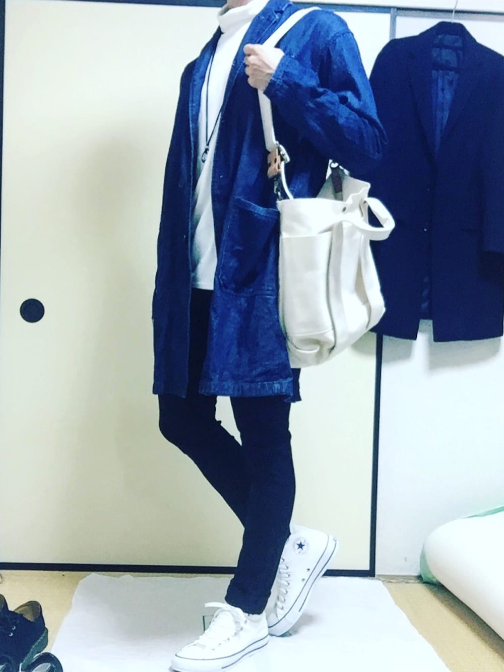 「カジュアルコーデ、コンバース、URBAN RESEARCH、シンプル、おしゃれさんと繋がりたい、量産型大学生、RAGEBLUE、スニーカー、コンバース ハイカット、大学生」｜「HAREのスムースハイネックカットソー(HARE)（Tシャツ/カットソー、ホワイト系）」を使った、tkさん（メンズ・173cm）の秋コーディネートの1枚目の写真