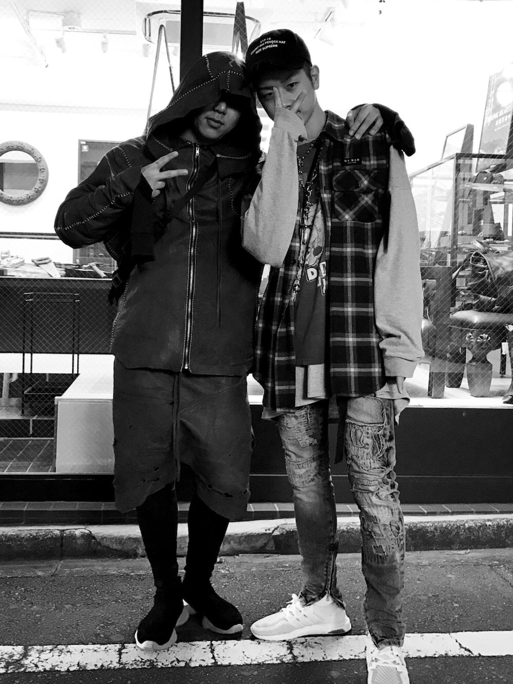 レッド系のシャツ/ブラウス、ブルー系のデニムパンツ、ホワイト系のスニーカーを着用したメンズの春コーディネートの1枚目の写真