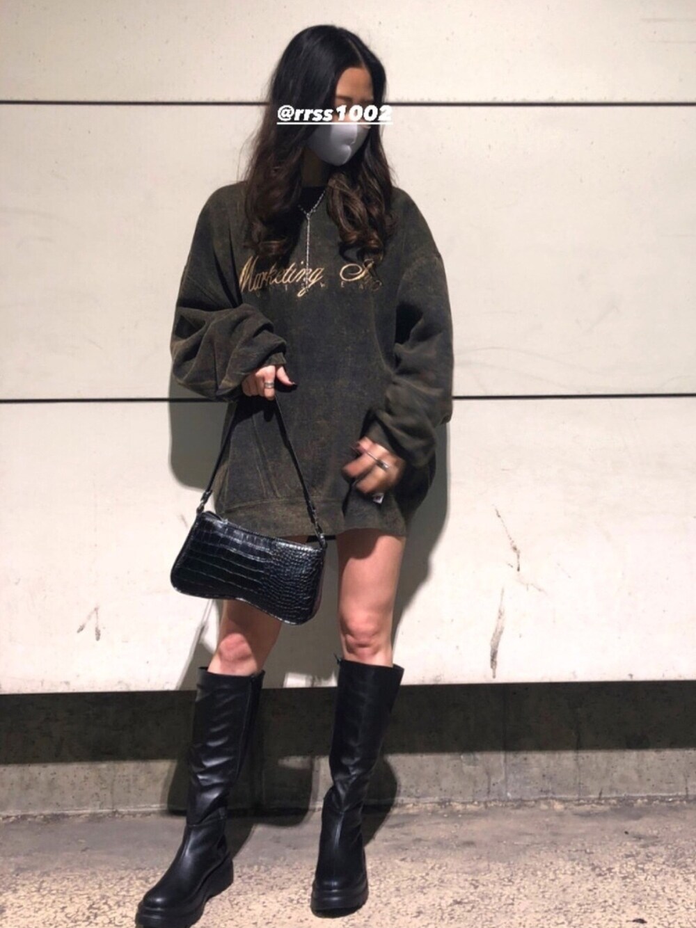 その他のスウェット、ブラック系のショルダーバッグ、ブラック系のブーツを着用したレディースの春コーディネートの1枚目の写真