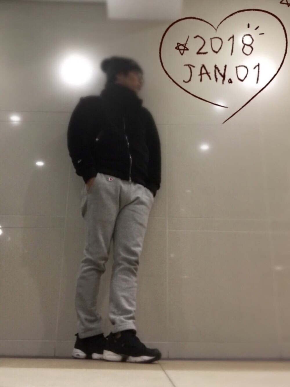 「冬コーデ、チャンピオン、ウインドストッパー、フリース、コンビニスタイル、おしゃれさんと繋がりたい、おしゃれになりたい」｜「Championのチャンピオン別注WINDパンツ（その他パンツ、グレー系）」を使った、福さん（メンズ・173cm）の冬コーディネートの1枚目の写真