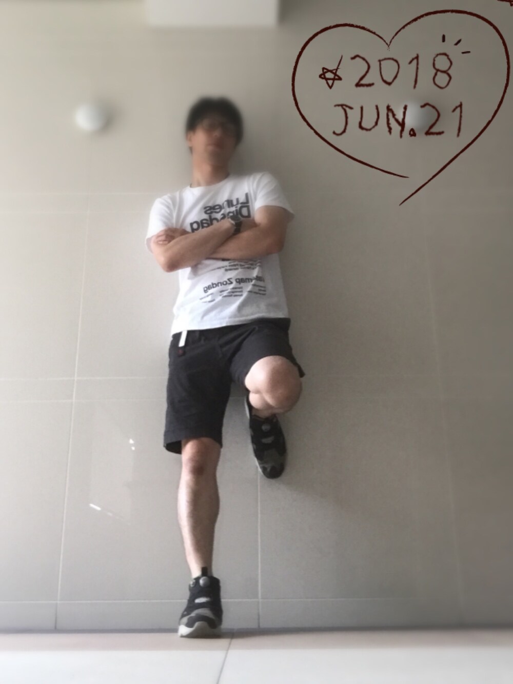 ブラック系のその他パンツ、グレー系のスニーカー、ホワイト系のTシャツ/カットソーを着用したメンズの夏コーディネートの1枚目の写真