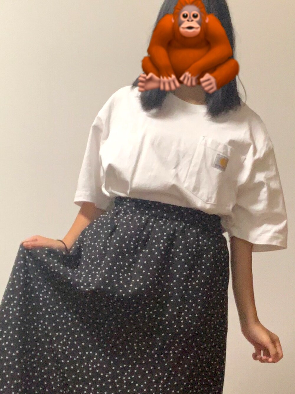 「ロングスカート、カーハート、白ティー、シンプル、シンプルコーデ、ラクチンコーデ、おしゃれさんと繋がりたい」｜「Carharttのcarhartt/カーハート ワンポイント ビッグシルエットポケットTシャツ（Tシャツ/カットソー、ホワイト系）」を使った、うるさん（レディース・158cm）の秋コーディネートの1枚目の写真