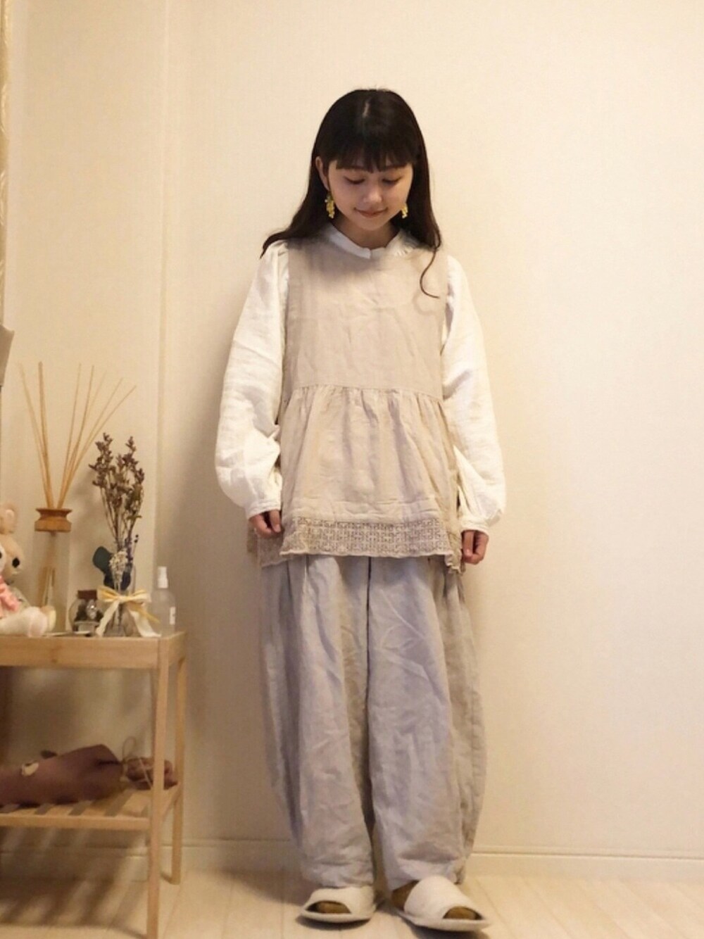 ホワイト系のベスト、ホワイト系のシャツ/ブラウス、ベージュ系のその他パンツを着用したレディースの春コーディネートの1枚目の写真