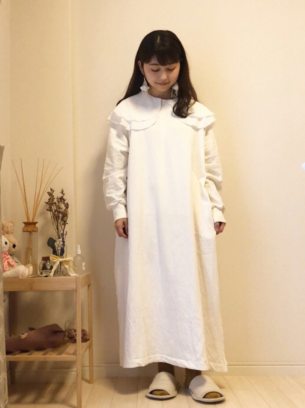 ホワイト系のシャツ/ブラウス、ホワイト系のワンピースを着用したレディースの春コーディネートの1枚目の写真