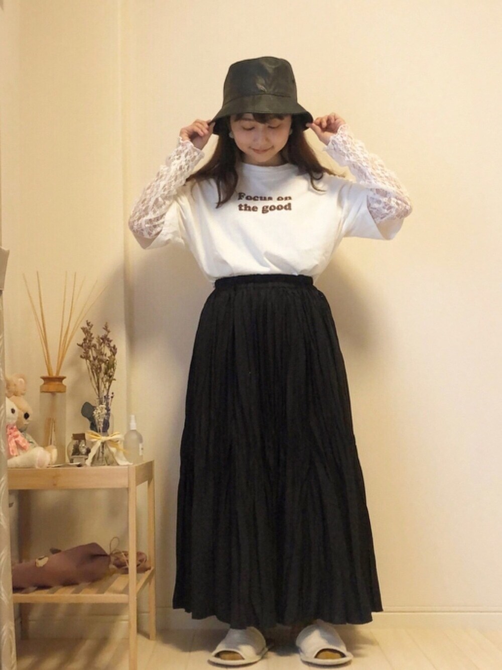 ホワイト系のTシャツ/カットソー、ホワイト系のTシャツ/カットソー、ブラック系のスカートを着用したレディースの春コーディネートの1枚目の写真