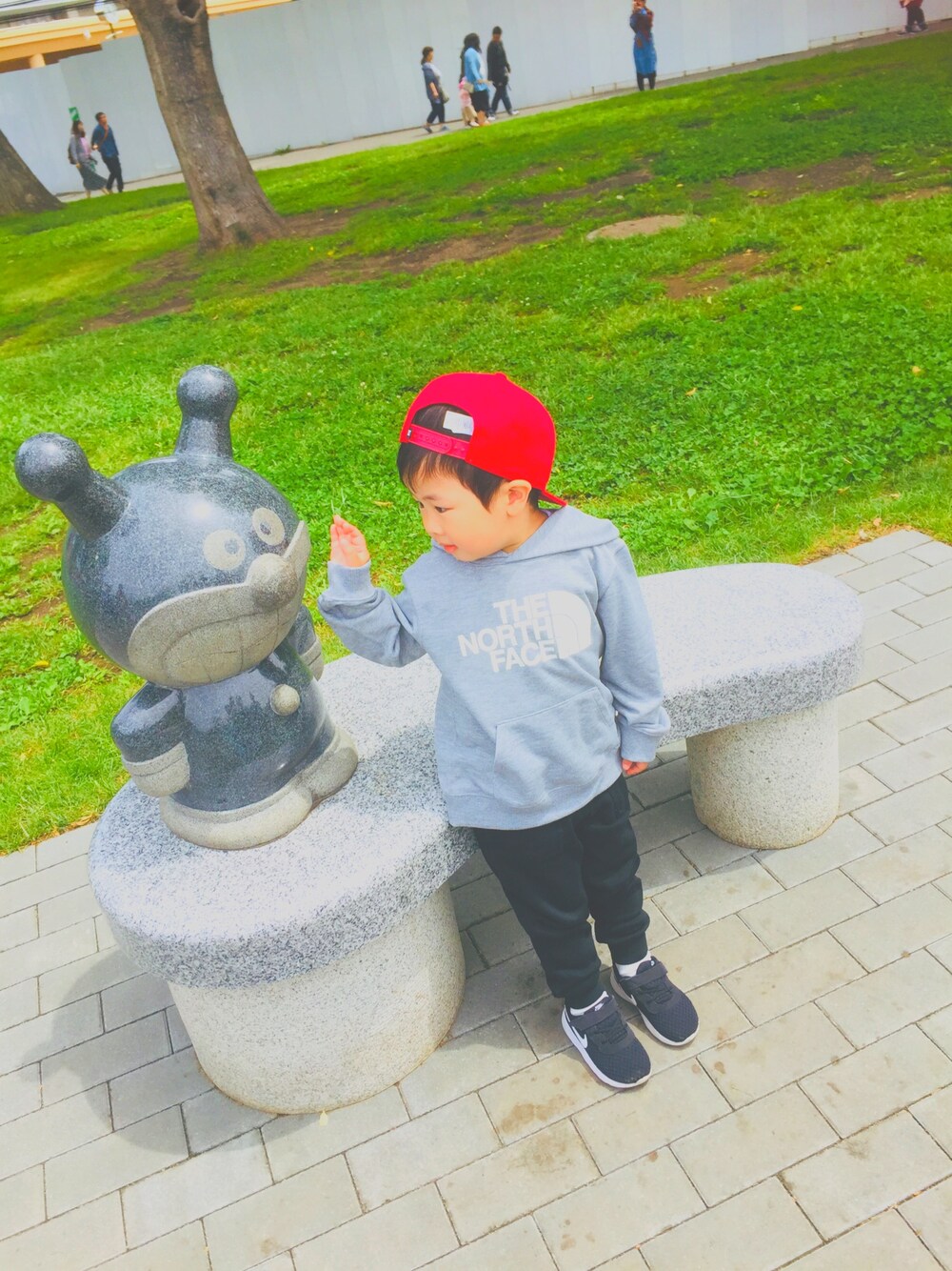 「THE NORTH FACEのアイテム（ニット/セーター、グレー系）」を使った、sayaさん（キッズ・90cm）の夏コーディネートの1枚目の写真