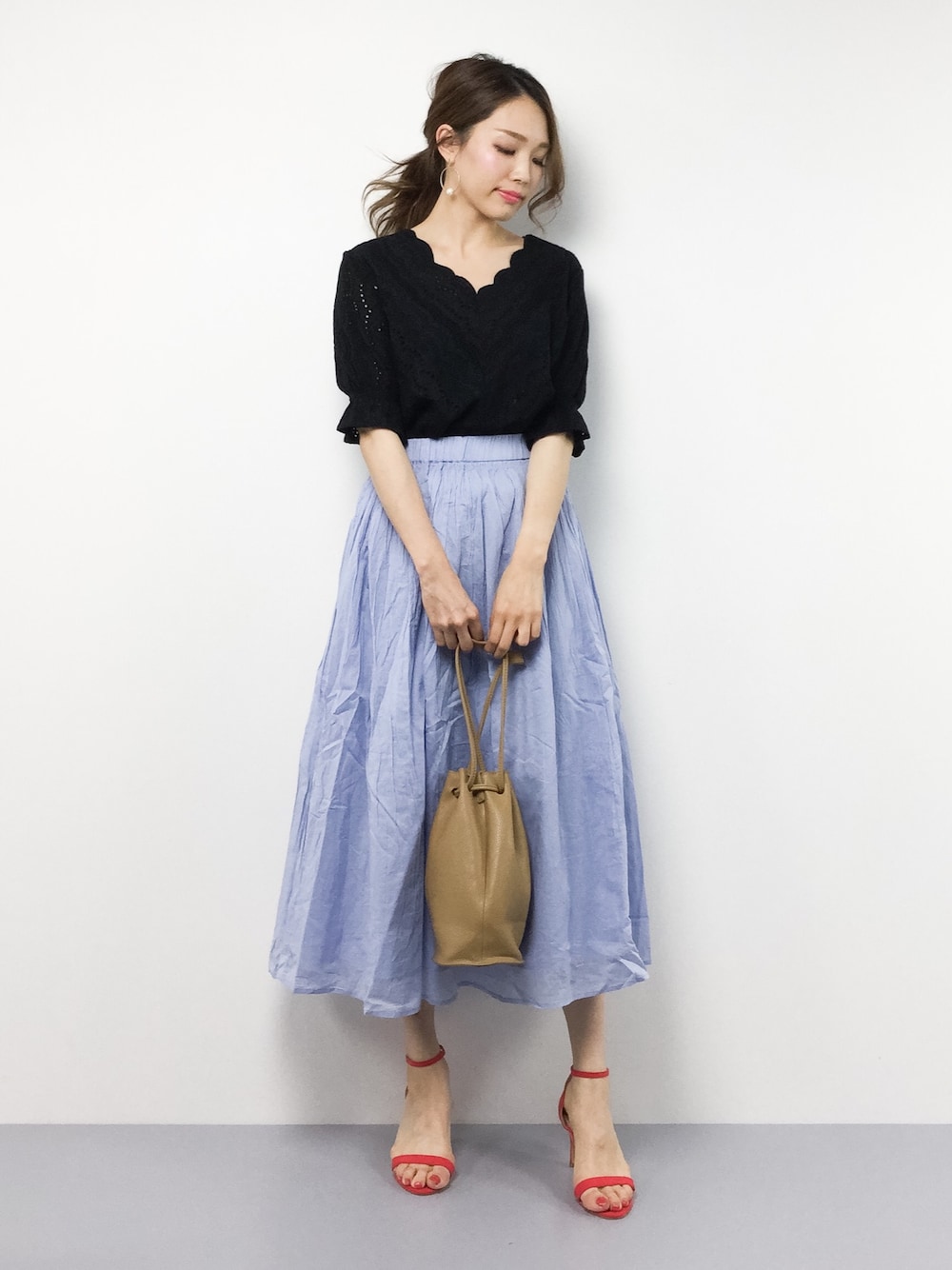 「ブラウス、スカート、マキシスカート、オトナカジュアル、オトナ女子」｜「URBAN RESEARCH ROSSO WOMENのROSSO インド綿マキシスカート（スカート、ブルー系）」を使った、momokoさん（レディース・165cm）の春コーディネートの1枚目の写真
