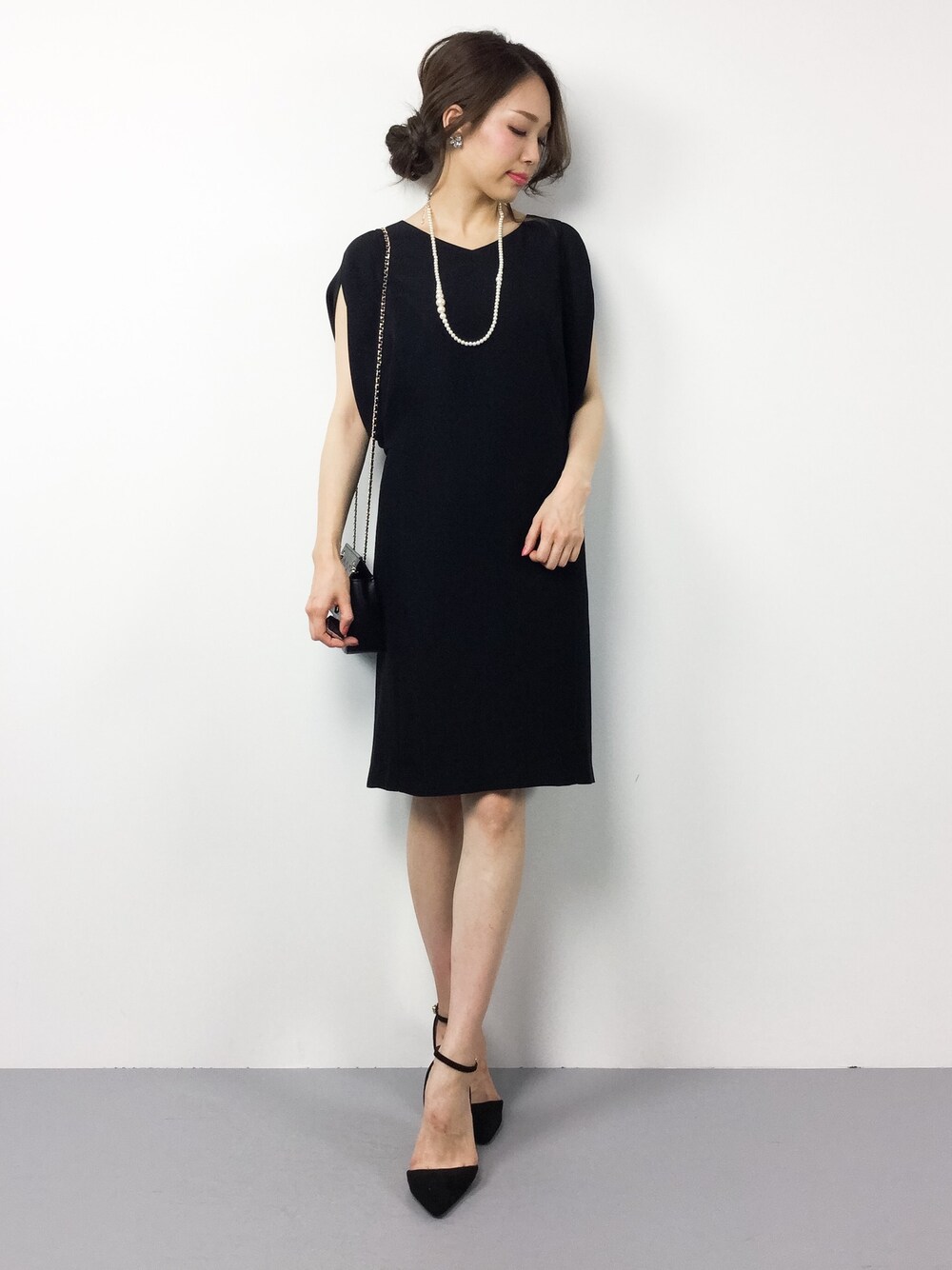 「ワンピース、ブラック、パーティースタイル、結婚式、キレイめ、シンプルコーデ、結婚式二次会スタイル、オトナ女子」｜「STUDIOUSの【WEB限定】STUDIOUS 2way袖コンシャスワンピース【追加予約】（ワンピース、ブラック系）」を使った、momokoさん（レディース・165cm）の夏コーディネートの1枚目の写真