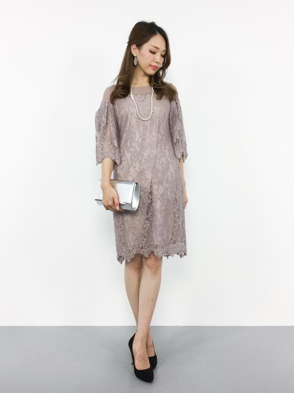 ベージュ系のドレスを着用したレディースの夏コーディネートの1枚目の写真