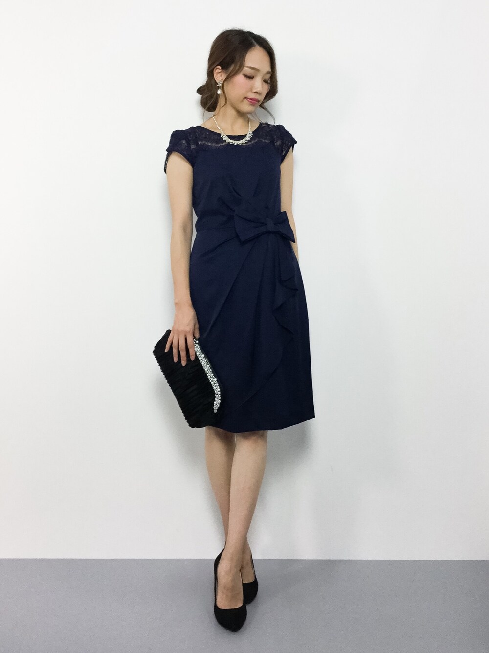 「ワンピース、ネイビー、レース、パーティースタイル、結婚式、大人コーデ、結婚式二次会スタイル」｜「girlの【結婚式・お呼ばれ対応ワンピースドレス】サイドリボン&レース切り替えコクーンワンピース（ドレス、ブルー系）」を使った、momokoさん（レディース・165cm）の秋コーディネートの1枚目の写真