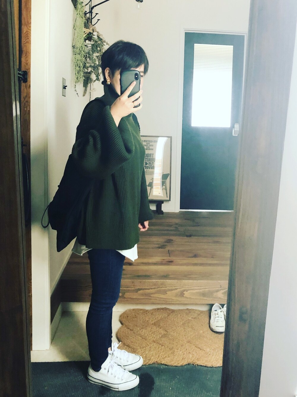 「ニットコーデ、おしゃれさんと繋がりたい、ボリューム袖、レイヤードスタイル、コンバース、ショートヘア、スキニーデニム、zozoデニム、antiqua、カーキ」｜「antiquaのニット 柔らかで優しい素材感。ゆとりのシルエットが女性らしさを演出（ニット/セーター、グリーン系）」を使った、aoiさん（レディース・159cm）の秋コーディネートの1枚目の写真