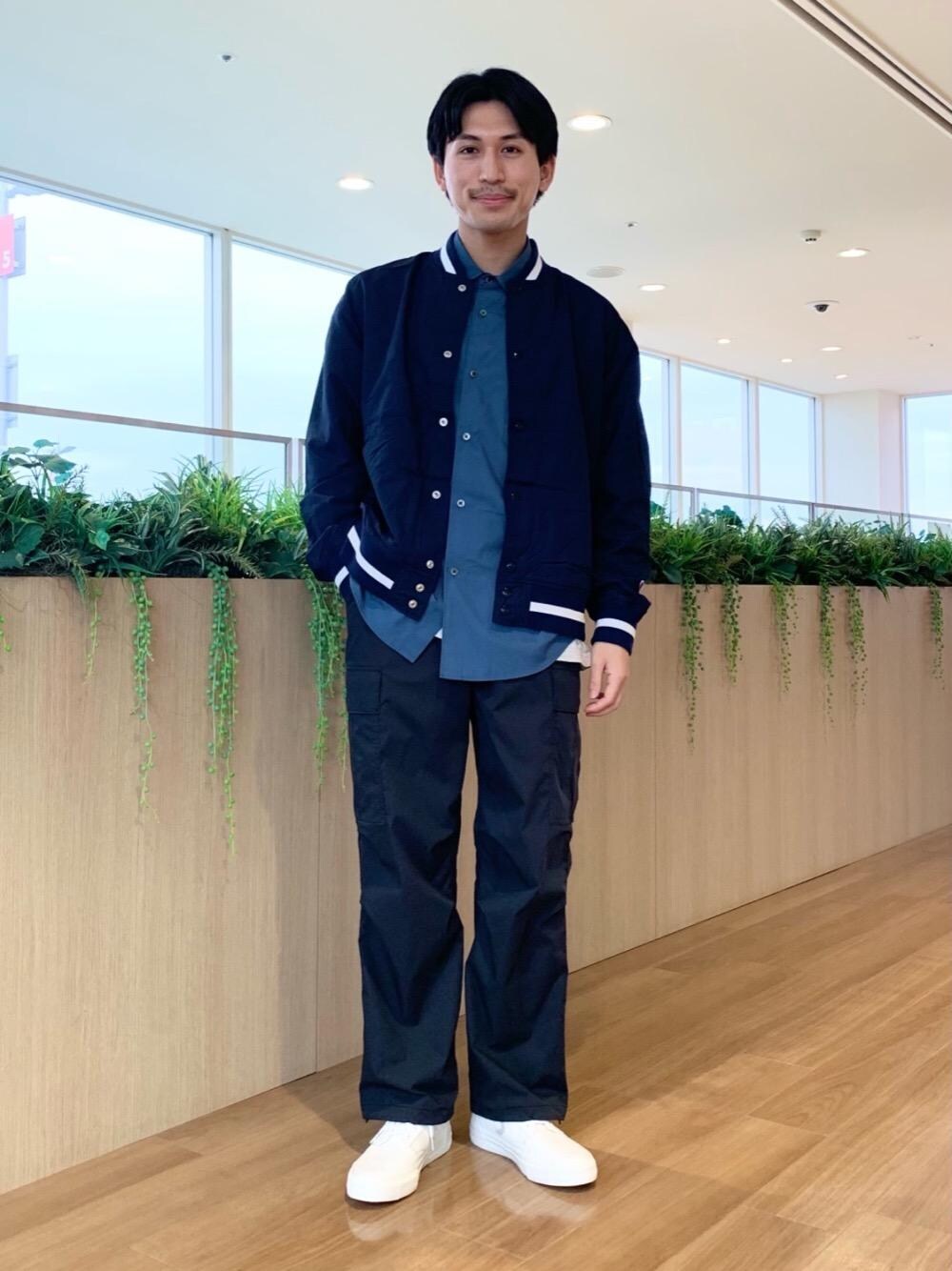 ブルー系のブルゾン、ホワイト系のスニーカーを着用したメンズの冬コーディネートの1枚目の写真