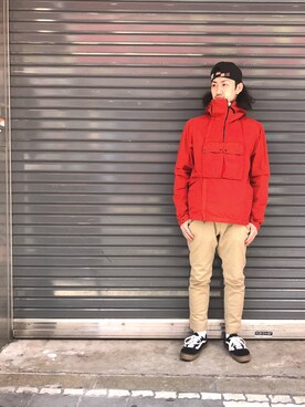 「ナイロンパーカー」｜「アイテム（チノパンツ）」を使った、Akinori Iwataさん（メンズ・167cm）の春コーディネート