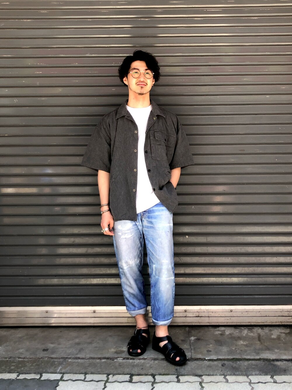 「低身長、メガネ男子、夏コーデ、サンダル、カジュアル、uncut bound、カジュアルコーデ、REMI RELIEF、シンプルコーデ、休日スタイル」｜「NCB neat caprice brandのNCB neat caprice brand(エヌシービーニートカプリスブランド)   ワイドスリットTシャツ（Tシャツ/カットソー、ホワイト系）」を使った、Akinori Iwataさん（メンズ・167cm）の夏コーディネートの1枚目の写真