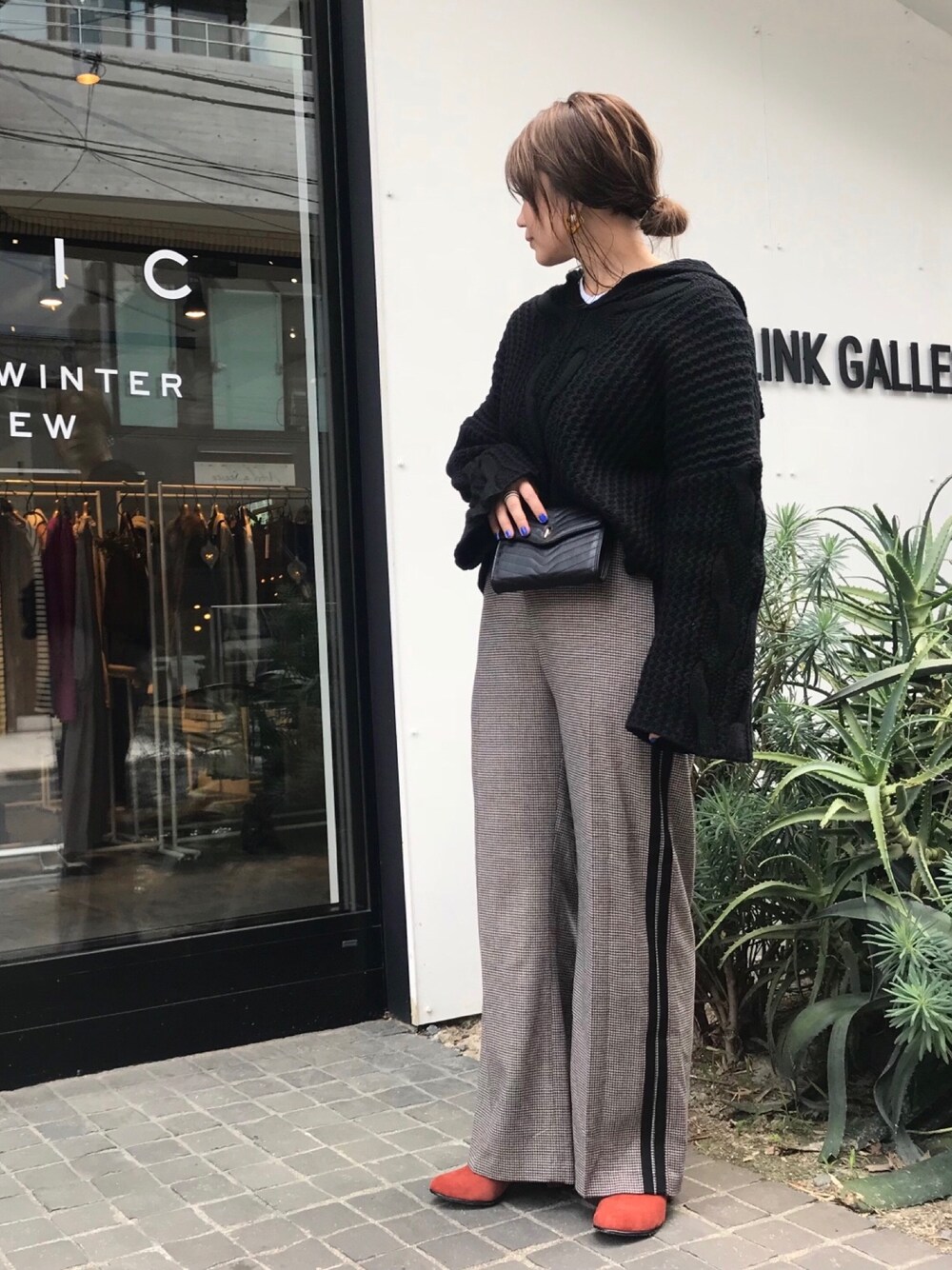 ブラック系のボディバッグ/ウエストポーチ、ブラウン系のその他パンツを着用したレディースの夏コーディネートの1枚目の写真