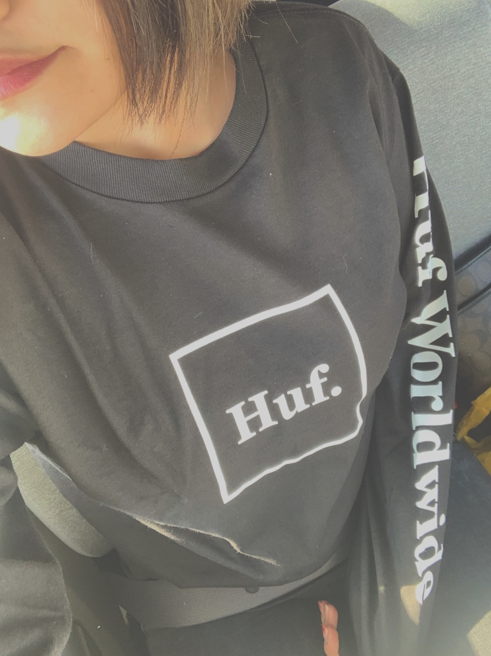 「ブラック、ドライブ、黒スキニー、HUF、カジュアル、パンツスタイル、シンプルコーデ、春、休日スタイル、ストリート」｜「HUFのDOMESTIC LS TEE HUF ハフ Tシャツ（Tシャツ/カットソー、ブラック系）」を使った、tomさん（レディース・161cm）の冬コーディネートの1枚目の写真