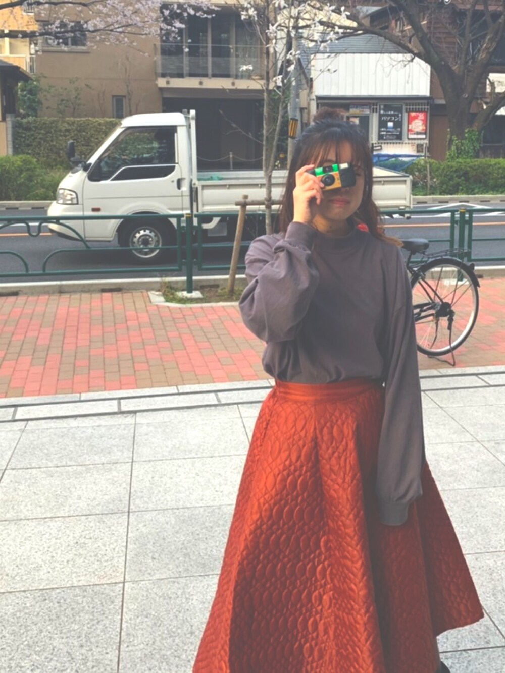 「カジュアルコーデ、古着、卒業式、写ルンです、カメラ女子、おだんごヘアー、4年間ありがとう」｜「GUのアイテム（Tシャツ/カットソー、グレー系）」を使った、RIZUMIさん（レディース・160cm）の春コーディネートの1枚目の写真