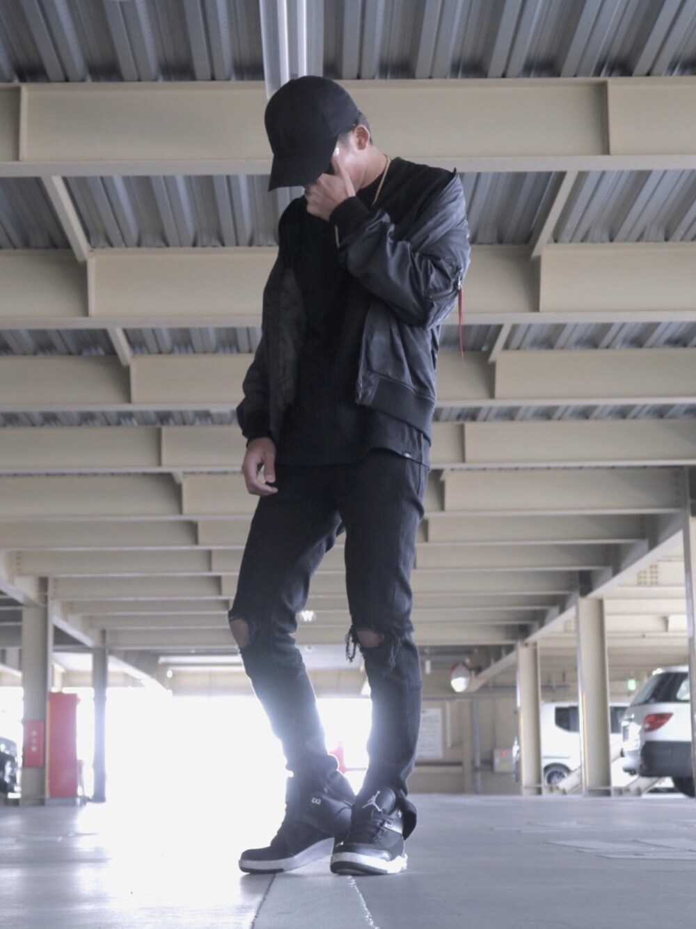 「スラックス、ストリート、はるコーデ、カジュアル、ブラック、エアジョーダン、ELVIRA、AVIREX、AIR JORDAN、ZARA」｜「FULL-BKのアイテム（キャップ、ブラック系）」を使った、THIKE>さん（メンズ・173cm）の春コーディネートの1枚目の写真