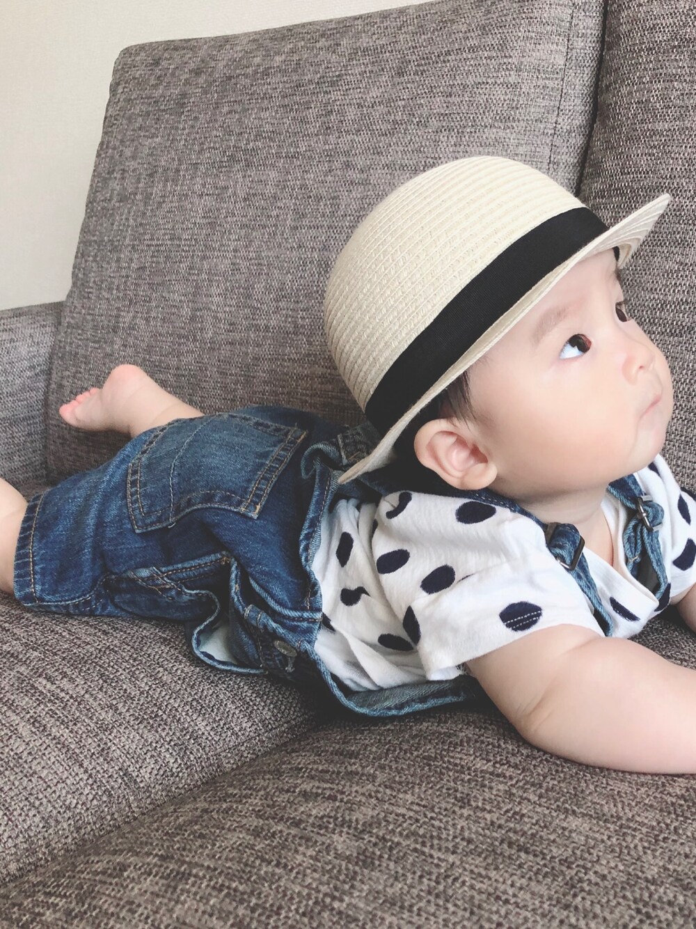 「カジュアルコーデ、プチプラ、おしゃれさんと繋がりたい、ベビーコーデ、０歳、男の子コーデ、息子コーデ、オーバーオール、デニムコーデ、ストローハット」｜「無印良品のアイテム（Tシャツ/カットソー、ブルー系）」を使った、rinrenさん（キッズ・70cm）の夏コーディネートの1枚目の写真