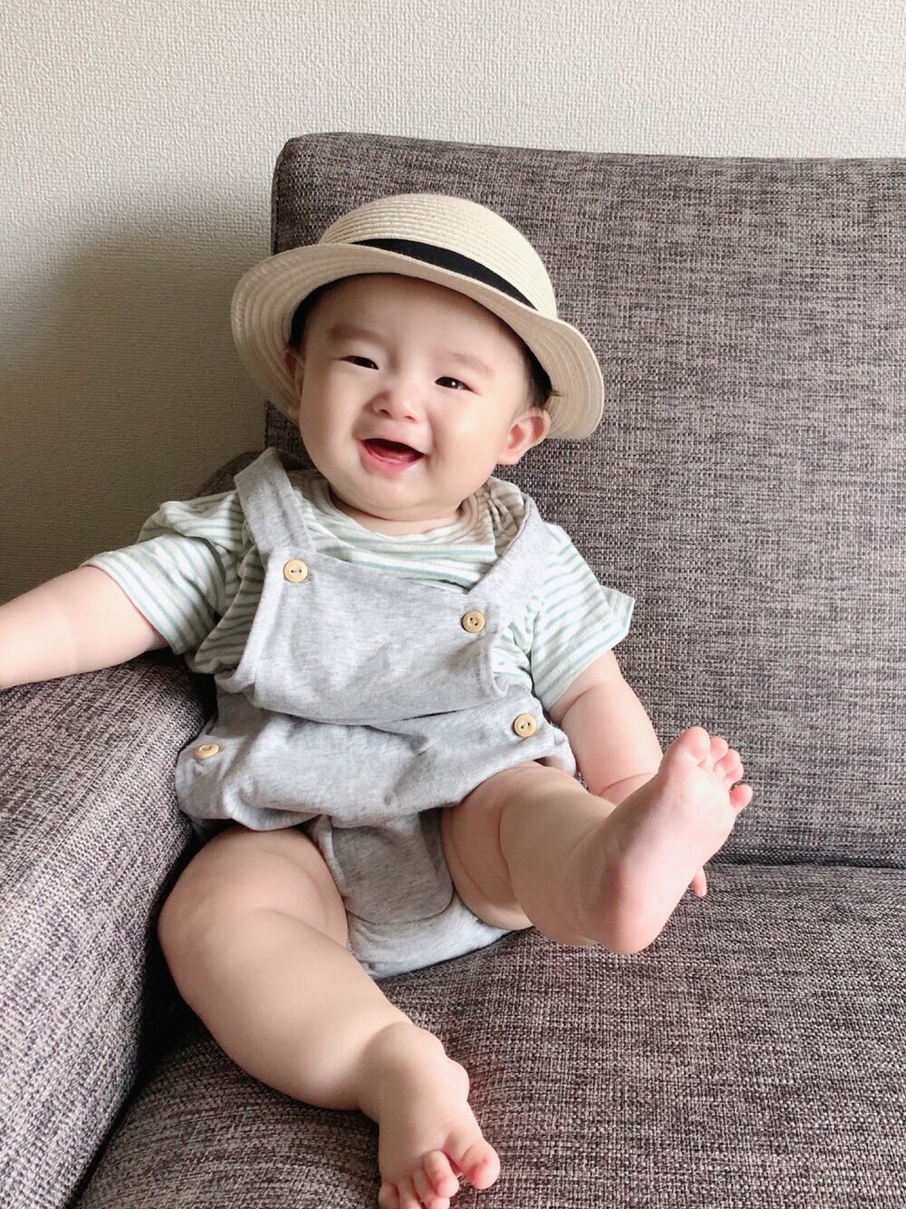 「カジュアルコーデ、オールインワン、おしゃれさんと繋がりたい、男の子コーデ、ベビーコーデ、０歳、息子コーデ、ストローハット、ボーダーTシャツ、おとこのこ」｜「H&Mのアイテム（サロペット/オーバーオール、グレー系）」を使った、rinrenさん（キッズ・70cm）の夏コーディネートの1枚目の写真