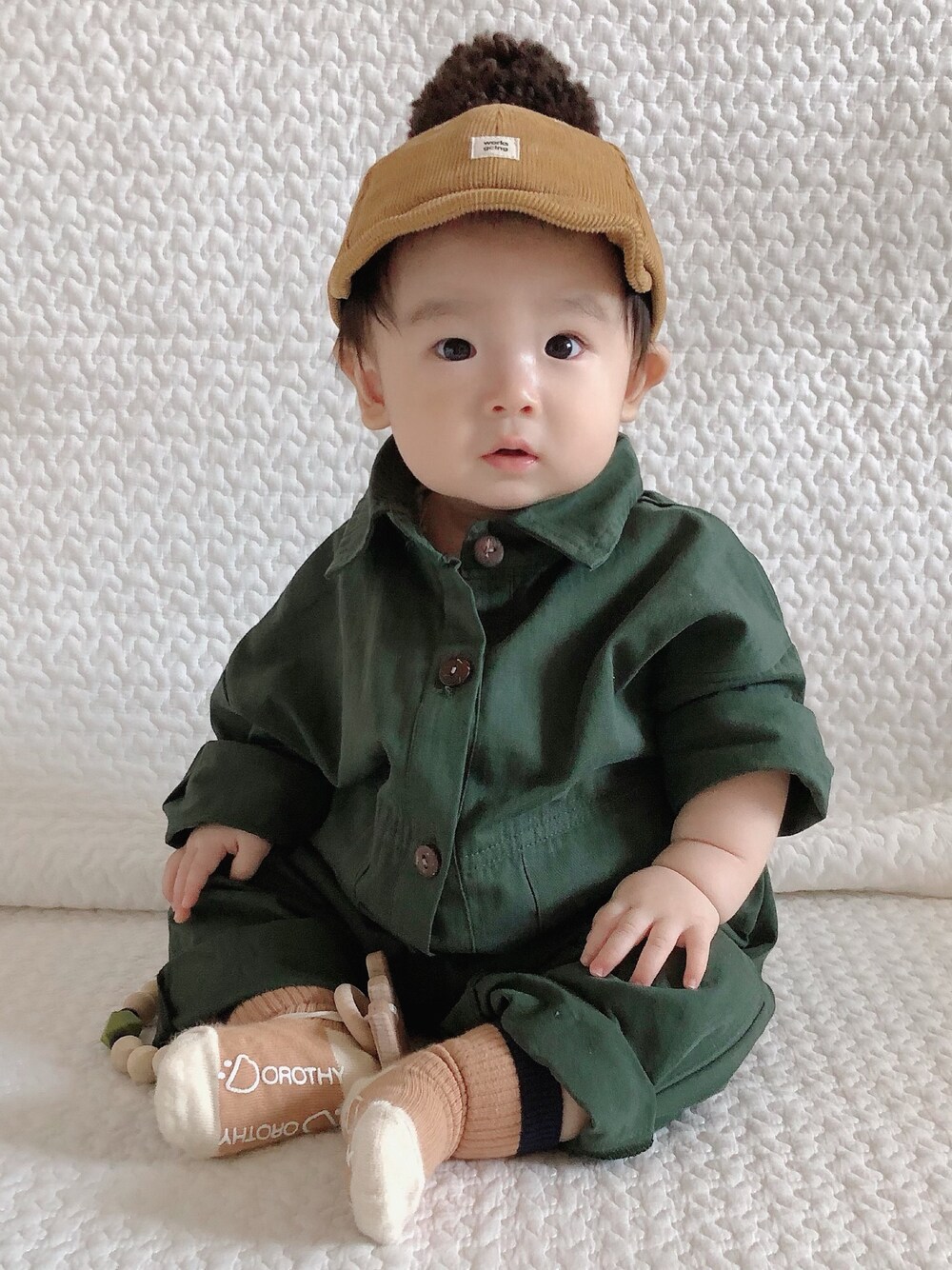 「つなぎ、ジャンプスーツ、カーキ、息子コーデ、秋のコーデ、グリーン、ポンポンキャップ、ベビーコーデ、男の子コーデ、カジュアルコーデ」｜「韓国子供服のアイテム（つなぎ/オールインワン、グリーン系）」を使った、rinrenさん（キッズ・70cm）の秋コーディネートの1枚目の写真