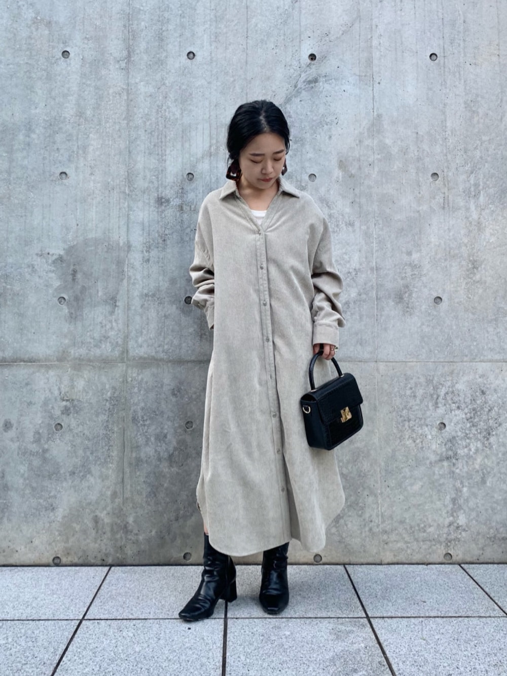 グリーン系のシャツワンピース、ブラック系のショルダーバッグ、ブラック系のブーツを着用したレディースの秋コーディネートの1枚目の写真