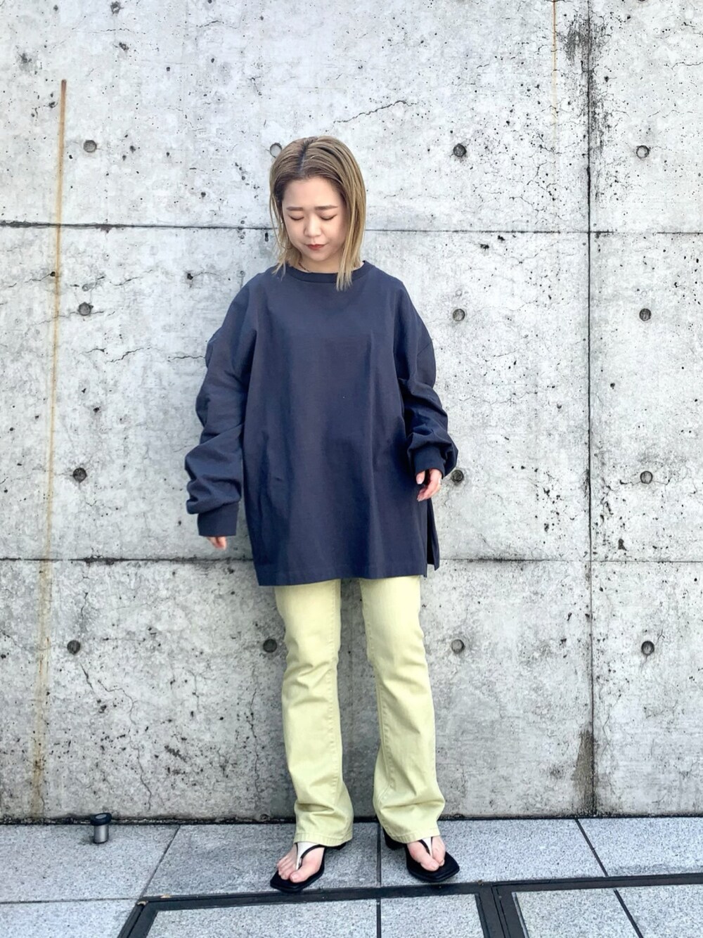 ブラック系のTシャツ/カットソー、イエロー系のデニムパンツ、ブラック系のサンダルを着用したレディースの夏コーディネートの1枚目の写真