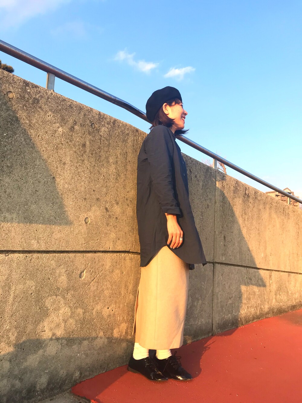 「大人カジュアル、海、ベレー帽、休日スタイル」｜「Marcourtのアイテム（シャツワンピース、ブルー系）」を使った、aki   ohnishiさん（レディース・156cm）の冬コーディネートの1枚目の写真
