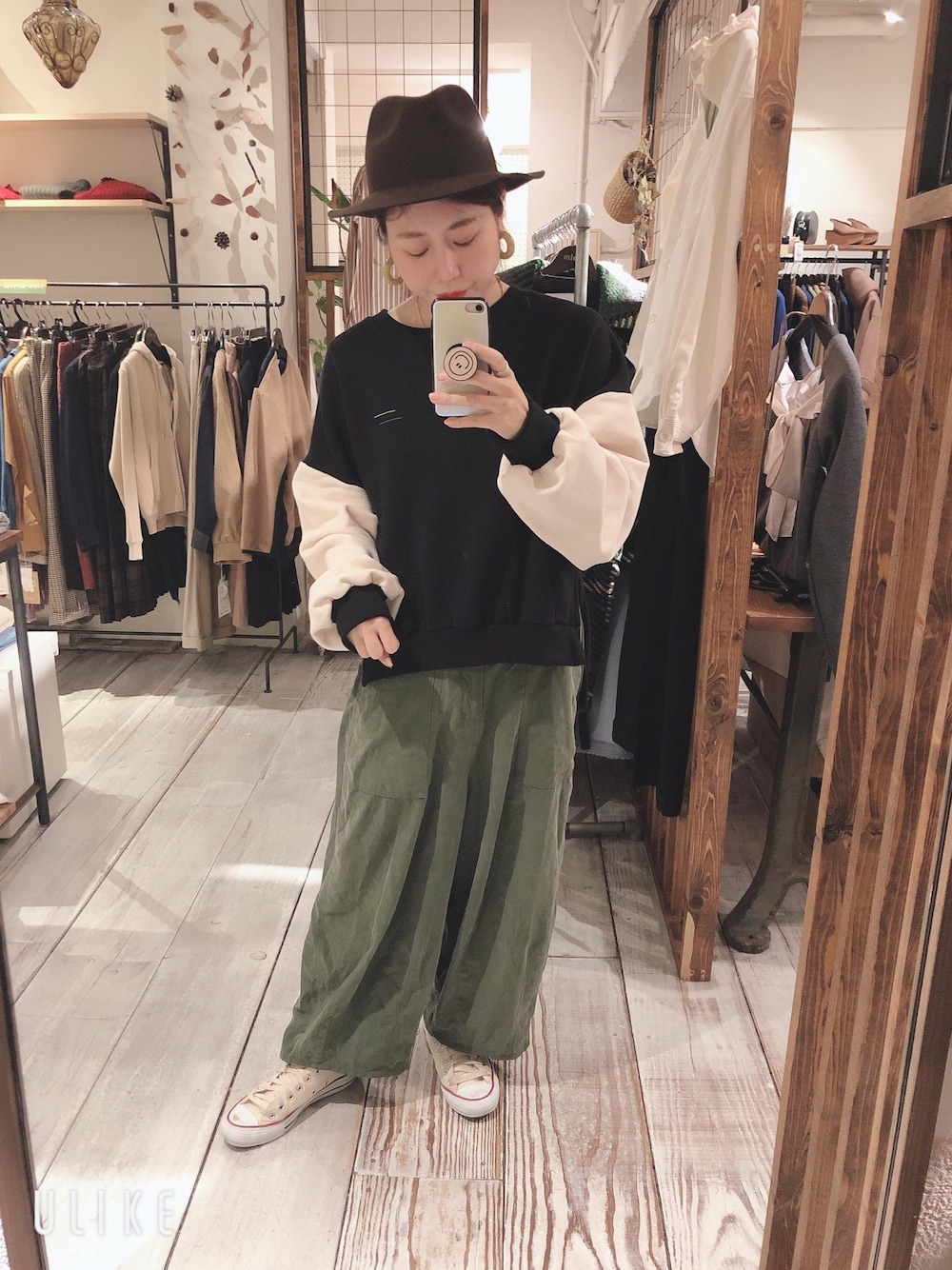 「秋冬コーデ、大人カジュアル、スニーカー、スウェット」｜「Hoochie Coochieのアイテム（スウェット、ブラック系）」を使った、aki   ohnishiさん（レディース・156cm）の秋コーディネートの1枚目の写真