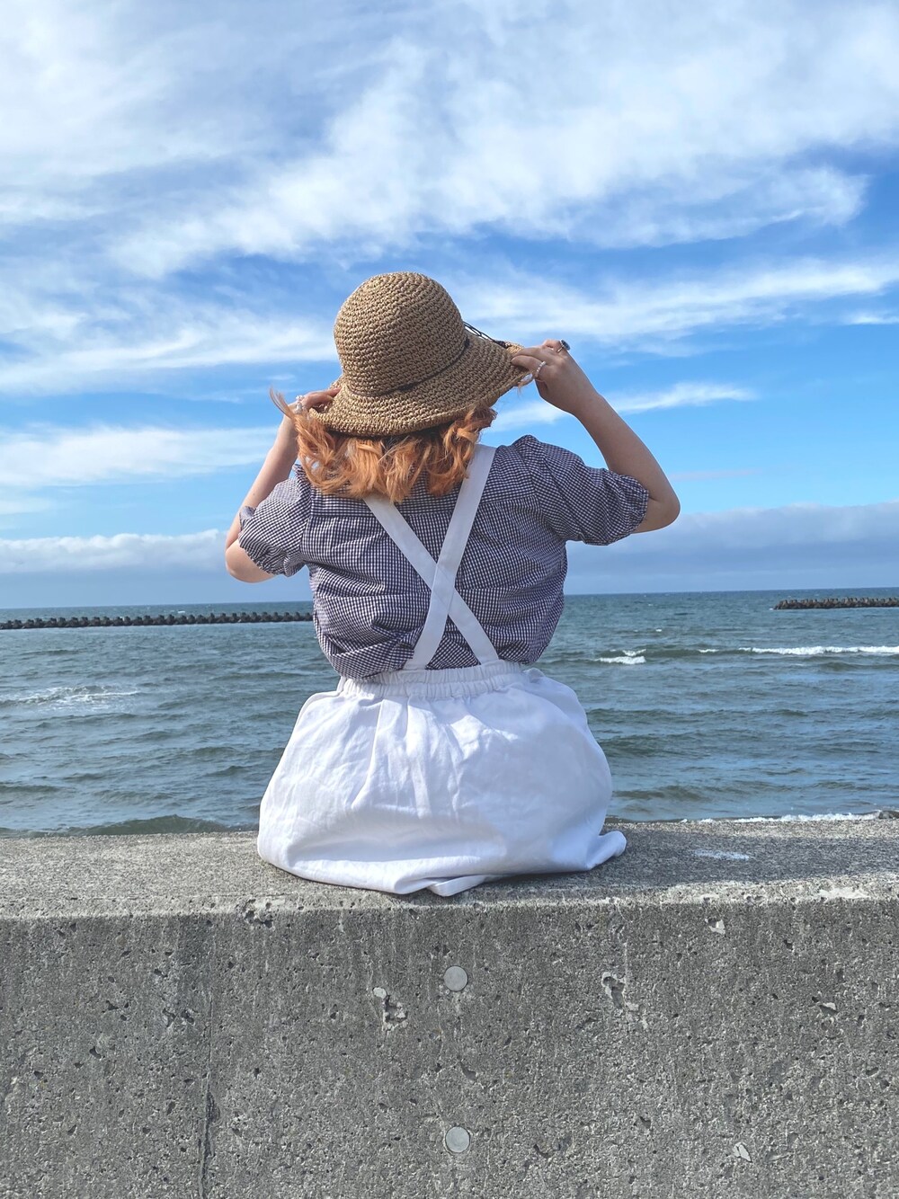 「夏コーデ、海、麦わら帽子、美容学生、低身長コーデ、プチプラコーデ、プチプラ」｜「RETRO GIRLのアイテム（サロペット/オーバーオール、ホワイト系）」を使った、アヤネさん（レディース・150cm）の夏コーディネートの1枚目の写真