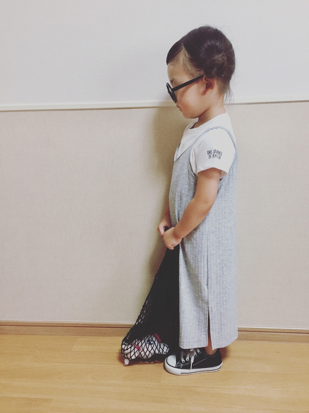 「キッズコーデ、3歳、夏、オンザ眉毛、ツインお団子、丸メガネ、キャミワンピ、テレコ、グレー、converse」｜「HusHusHのテレコキャミワンピ2枚セット（ワンピース、グレー系）」を使った、ひー☺︎♡さん（キッズ・100cm）の夏コーディネートの1枚目の写真