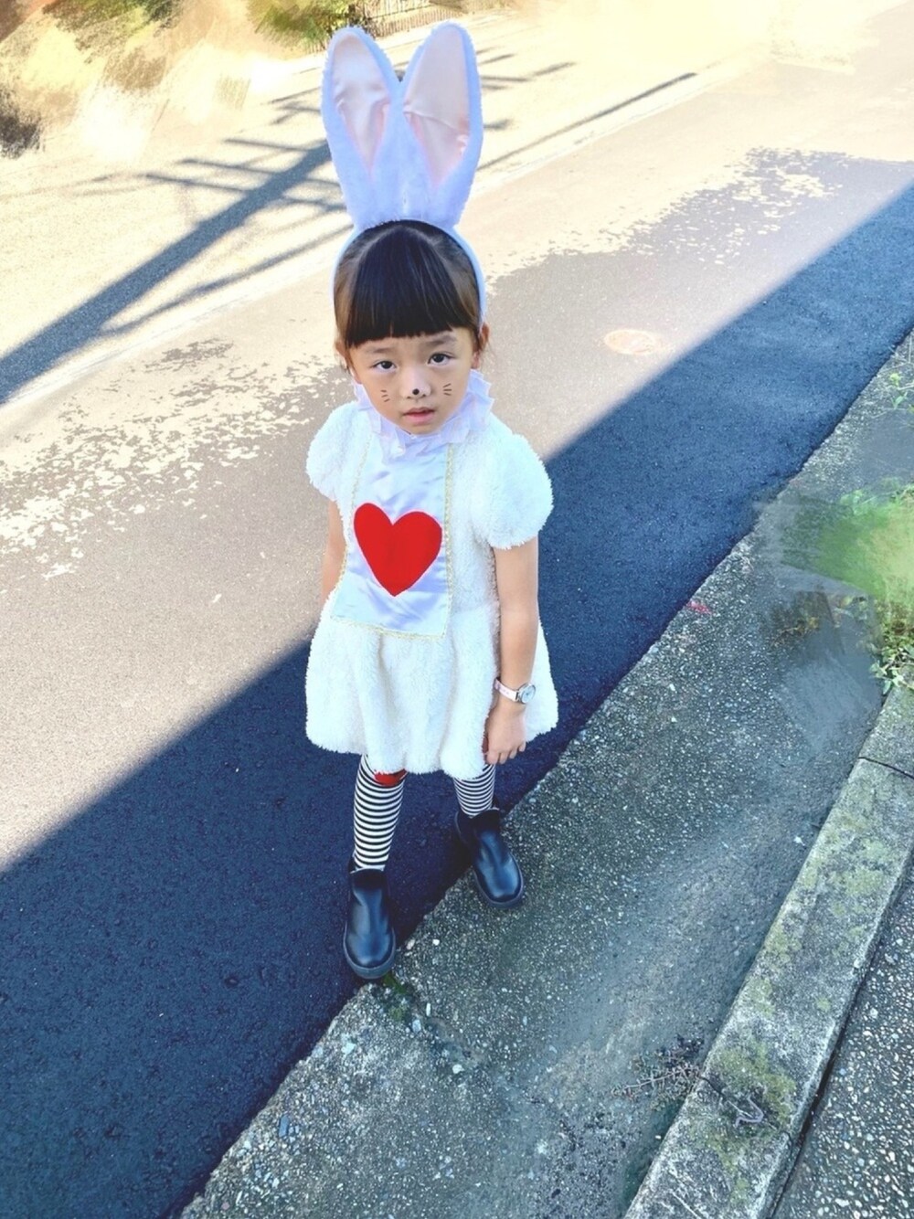 ホワイト系のオールインワン・サロペット、ブラック系のブーツ、その他のタイツ/ストッキングを着用したキッズの秋コーディネートの1枚目の写真