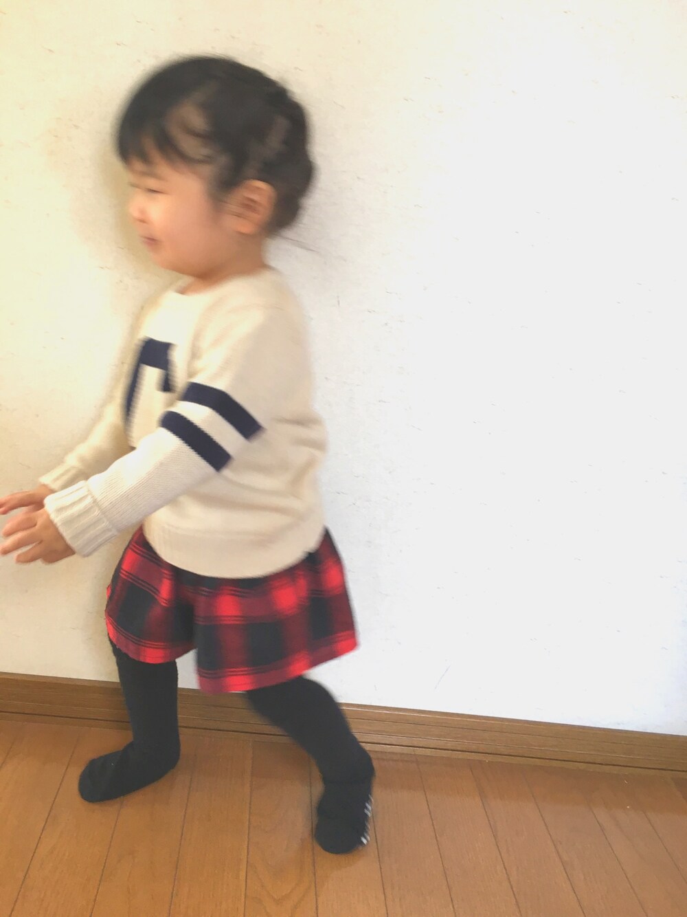 「キッズコーデ、おんなのこ、2歳、1歳、チェック、スクールガール」｜「西松屋のアイテム（ニット/セーター、ベージュ系）」を使った、acoさん（キッズ・80cm）の冬コーディネートの1枚目の写真