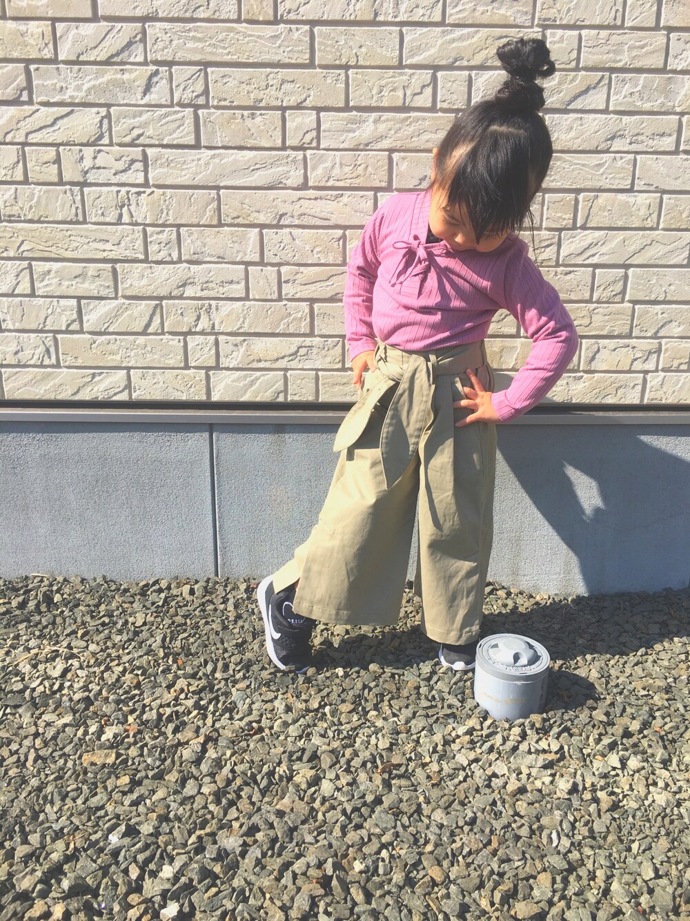 「キッズコーデ、女の子コーデ、シンプルコーデ、カジュアルコーデ、キッズ、休日スタイル、娘コーデ、ピンク、ナイキ、こどもコーデ」｜「NIKEの【NIKE/ナイキ】キッズダウンシフター7TDV（スニーカー、ブラック系）」を使った、acoさん（キッズ・90cm）の春コーディネートの1枚目の写真