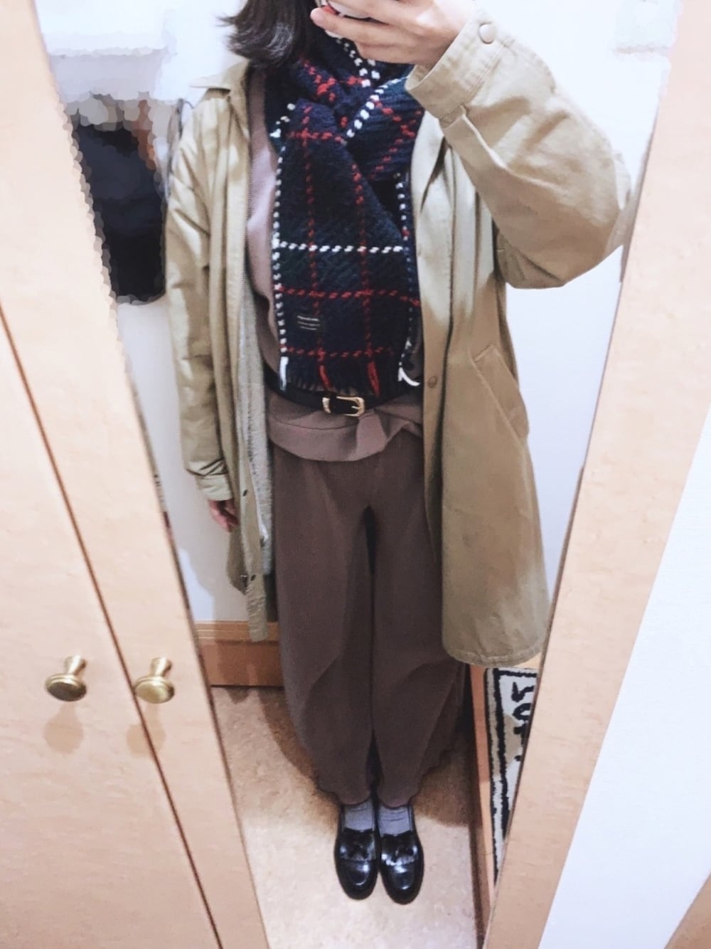 「ピンクコーデ、ワントーンコーデ、ウエストマーク、ステンカラーコート、レトロ、年末WEAR感謝祭」｜「John braniganのjohn branigan/チェックマフラー（マフラー、ブルー系）」を使った、スガオさん（レディース・166cm）の冬コーディネートの1枚目の写真