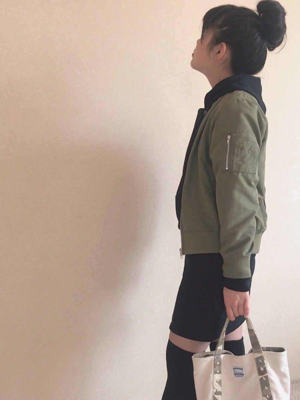「キッズコーデ」｜「GLOBAL WORKのアイテム（MA-1、グリーン系）」を使った、みくさん（キッズ・147cm）の冬コーディネートの1枚目の写真