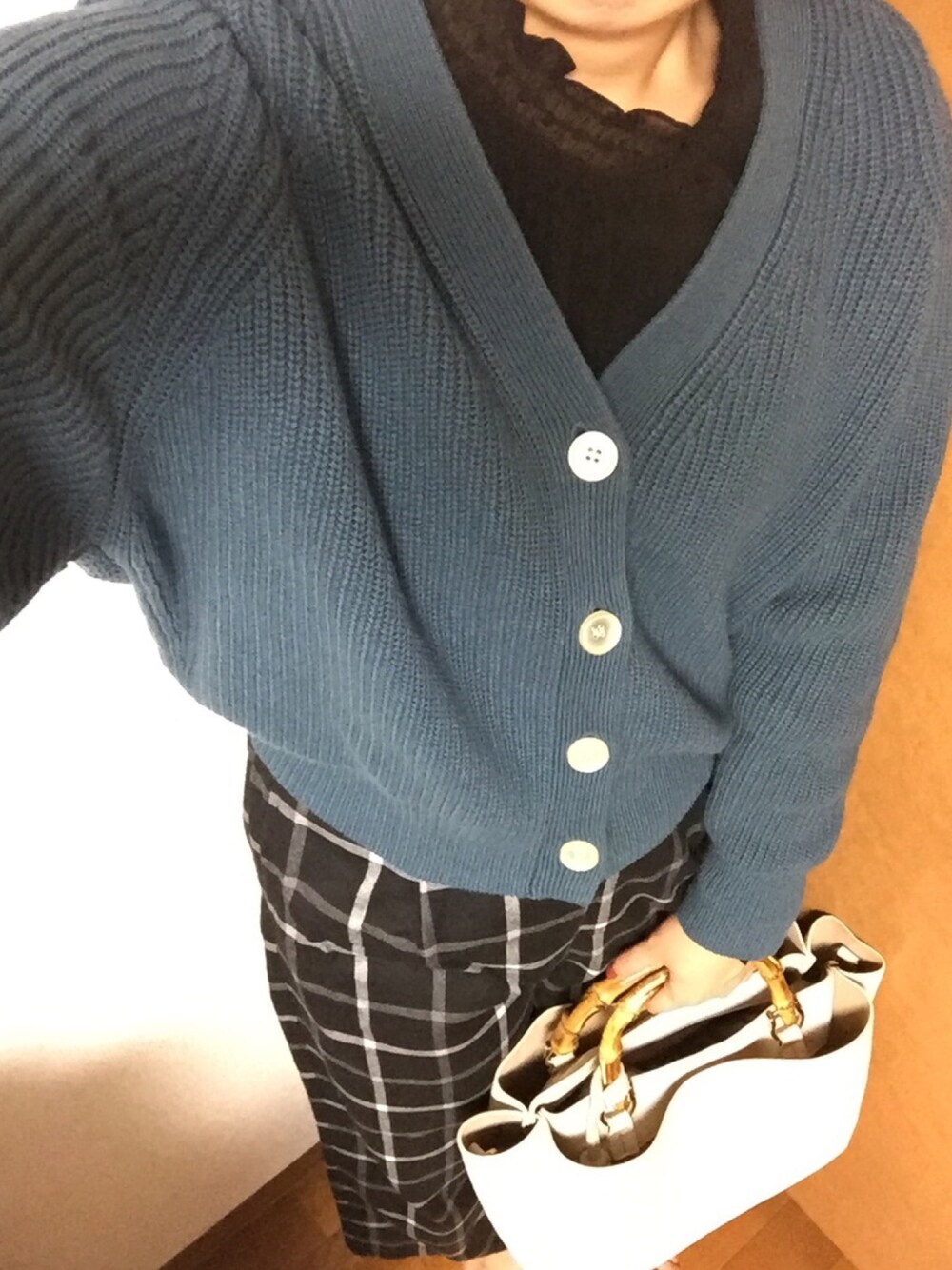 ブルー系のカーディガン/ボレロ、ブラック系のその他パンツ、ブラック系のシューズを着用したレディースの秋コーディネートの1枚目の写真