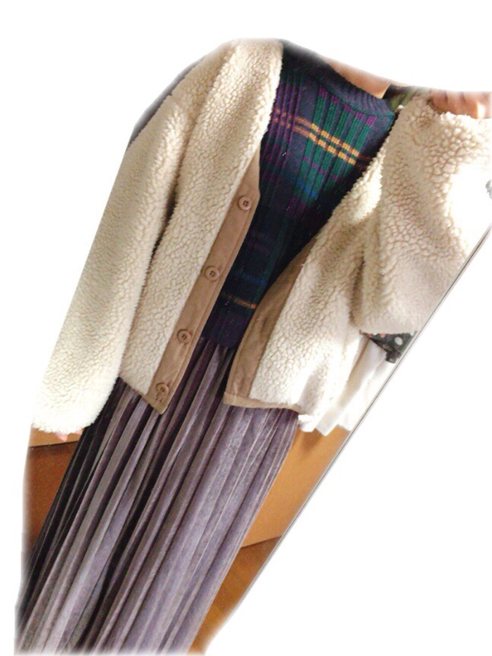 グリーン系のニット/セーター、グレー系のスカート、ベージュ系のジャケット/アウターを着用したレディースの冬コーディネートの1枚目の写真