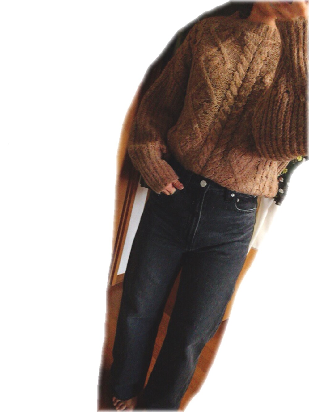 ブラック系のデニムパンツ、ブラウン系のニット/セーター、レッド系のスニーカーを着用したレディースの冬コーディネートの1枚目の写真