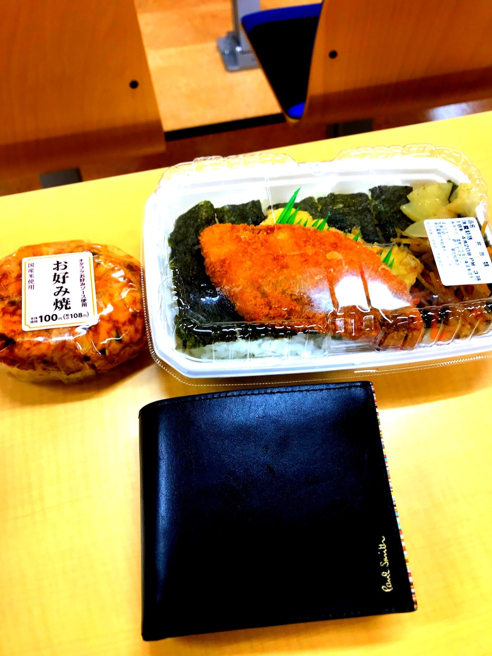 ブラック系の財布、その他のその他、その他のその他を着用したメンズの春コーディネートの1枚目の写真