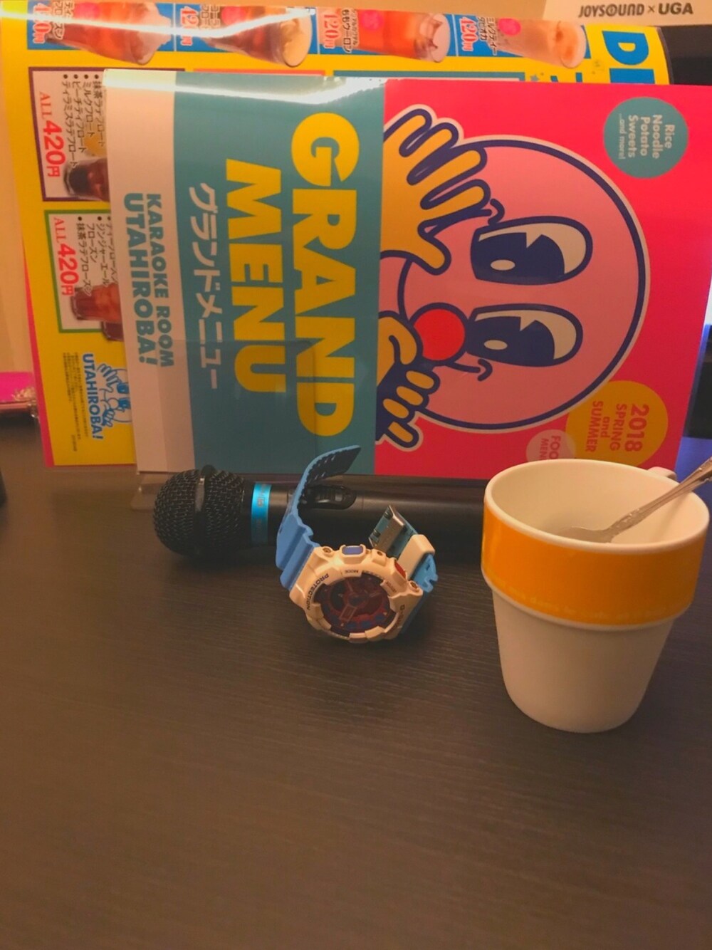 「カラオケ、夜、マイク、時計」｜「G-SHOCKのアイテム（アナログ腕時計、ブルー系）」を使った、みきたさん（メンズ・175cm）の春コーディネートの1枚目の写真