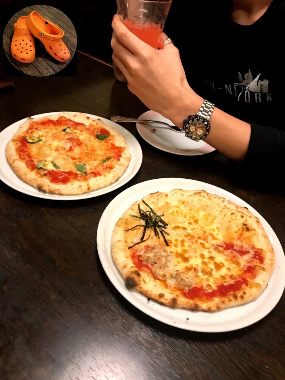 「サンダル、クロックス、タグホイヤー、ピザ、ボーリング、学校」｜「TAG Heuerのアイテム（アナログ腕時計、シルバー系）」を使った、みきたさん（メンズ・175cm）の春コーディネートの1枚目の写真