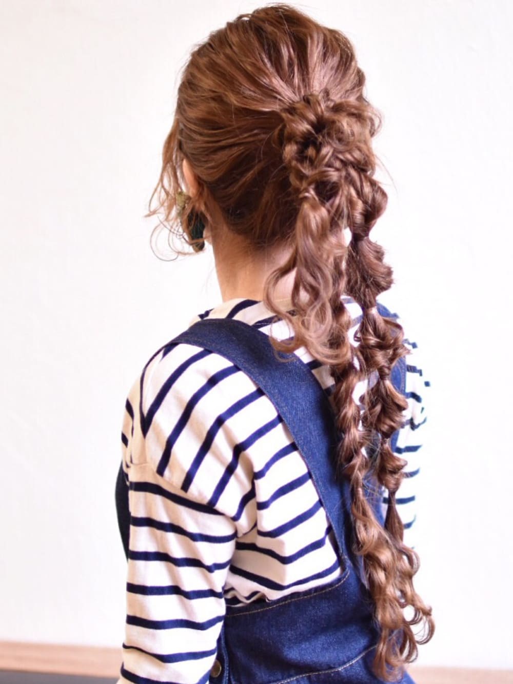 「ヘアアレンジ、セルフアレンジ、ポニーテール、三つ編み、ハンドメイド、イヤリング、ボーダー、デニム、ワンピース、へんてこアレンジ」｜「Handmadeのasobuco_（イヤリング（片耳用）、グリーン系）」を使った、ゆかさん（レディース・154cm）の冬コーディネートの1枚目の写真