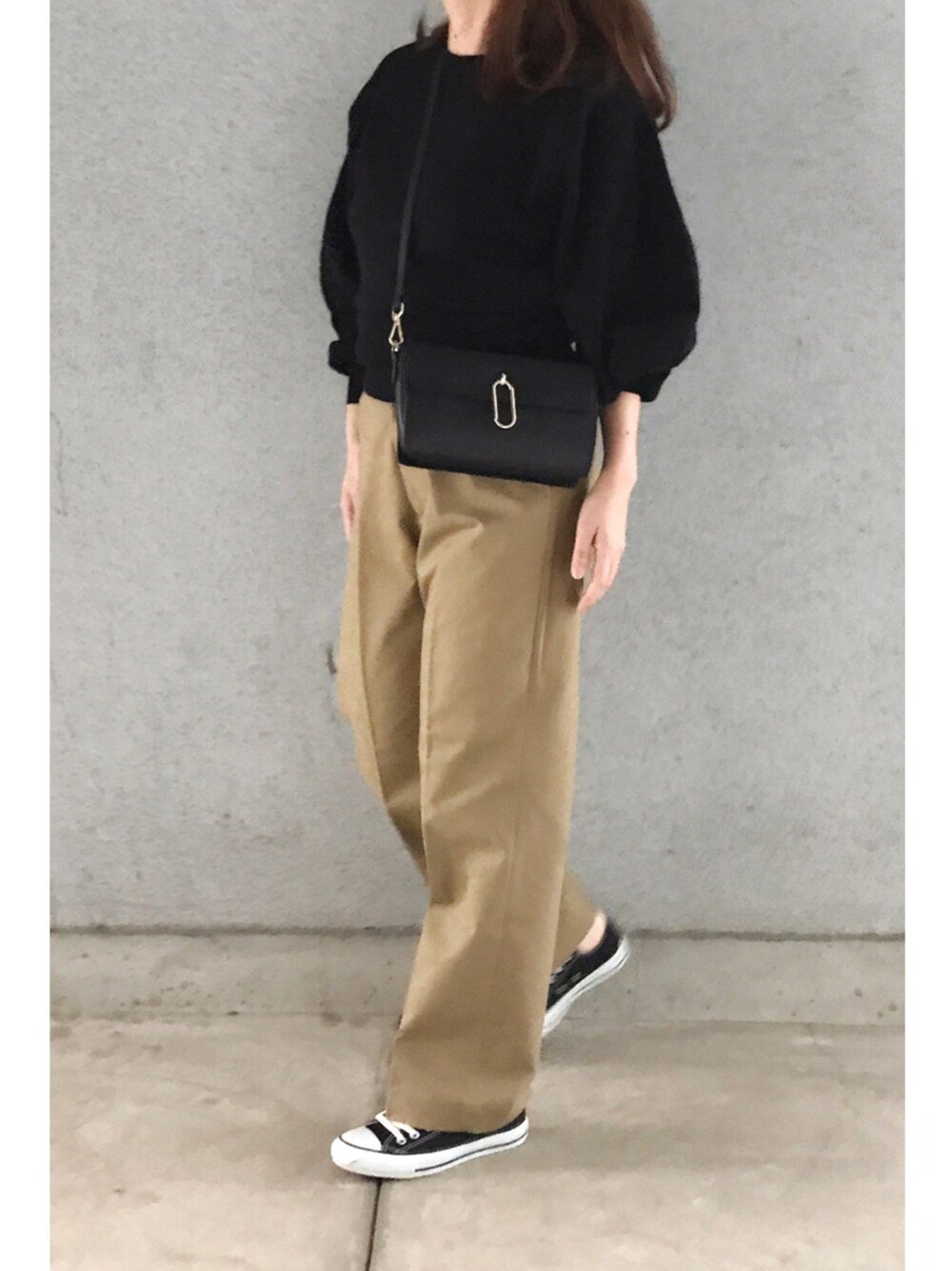 「大人カジュアル、カジュアル、袖ボリューム、スニーカー、センタープレス、ワイドデニム、ハイウエスト、converse、ベージュ、きれいめカジュアル」｜「FREAK'S STOREの【WEB限定】ボリュームスリーブニット（ニット/セーター、ブラック系）」を使った、a.megumiさん（レディース・160cm）の冬コーディネートの1枚目の写真