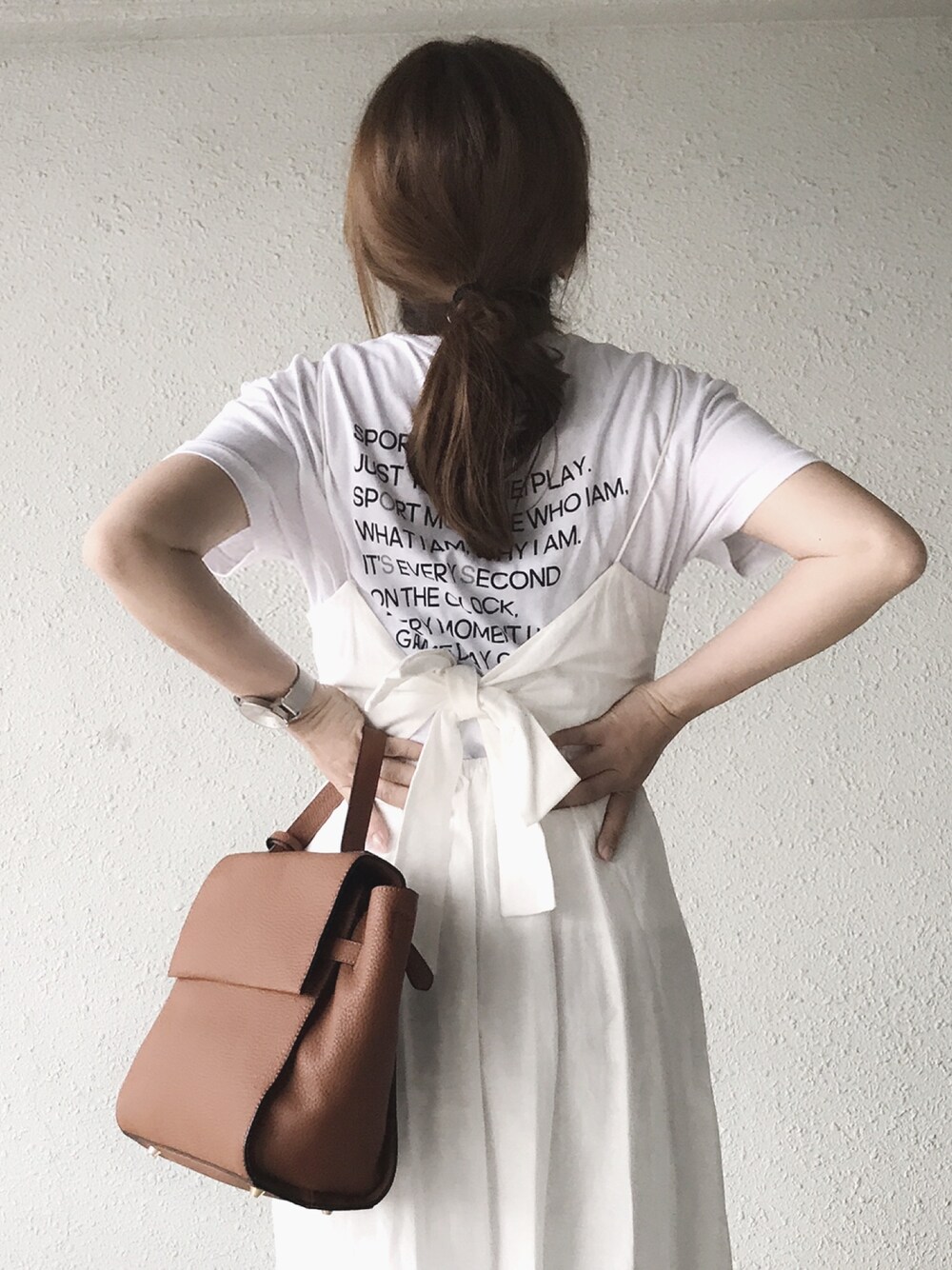 「ザラ、ZARA、Tシャツ、ラクチンコーデ、リネン、ワンピース、カジュアルコーデ、バックリボン、バックスタイル、春夏コーデ」｜「MOUSSYのW ID ﾏﾝﾄﾗｸﾞﾗﾌｨｯｸS/STｼｬﾂ MSY（Tシャツ/カットソー、ホワイト系）」を使った、a.megumiさん（レディース・160cm）の春コーディネートの1枚目の写真